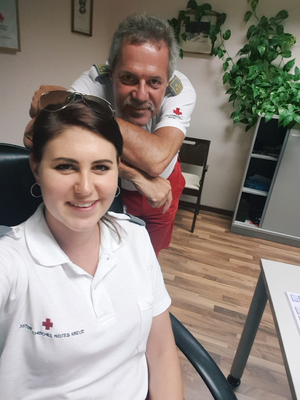Tocher Michaela und Vater Christian posieren für ein Selfie. Sie sitzt vor ihm und er lehnt sich an der Rückenlehne ihres Sessels an.