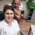 Tocher Michaela und Vater Christian posieren für ein Selfie. Sie sitzt vor ihm und er lehnt sich an der Rückenlehne ihres Sessels an.