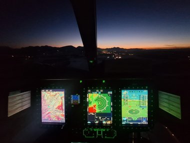 Blick aus dem Cockpit des Notarzthubschraubers Christophorus 6 bei Nacht aus Sicht des Piloten.