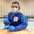 Rotkreuz-Sanitäterin Katharina Vizdal beim Durchführen eines COVID-19 Antigen-Tests.