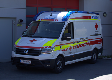 Ein Rettungstransportwagen vor der Fahrzeuggarage.