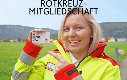 Rotkreuz-Sanitäterin mit Mitgliedskarte