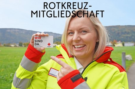 Rettungssanitäterin zeigt Rotkreuz-Mitgliedskarte