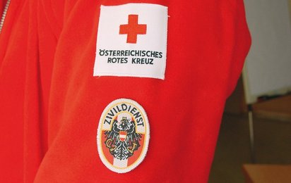 Arm-Abzeichen eines Zivildieners, der beim Roten Kreuz beim Rettungsdienst tätig ist.