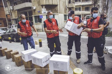 © Lebanese Red Cross Mitarbeiter des Libanesischen Roten Kreuzes verladen Hilfsgüter