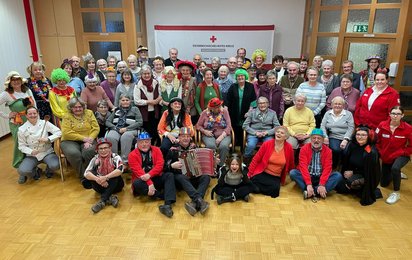 Das Bild zeigt die Gruppe des Seniorentreffs der Rotkreuz-Bezirksstelle Waidhofen/Thaya anlässlich von Fasching bunt gekleidet im Festsaal im Obergeschoss der Bezirksstelle.
