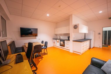 Innenansicht des Aufenthaltsraumes mit Küche