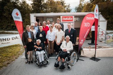  Ehrengäste und Workshopteilnehmer:innen bei der Abschlussveranstaltung von "Mokuba - Sagenhaftes Miteinander"
