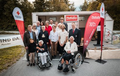  Ehrengäste und Workshopteilnehmer:innen bei der Abschlussveranstaltung von "Mokuba - Sagenhaftes Miteinander"