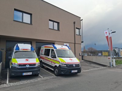 2 Rettungsautos vor der Heimatdienststelle in Wieselburg