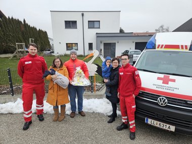 Besuch der Rettungssanitäter bei der kleinen Naemi und ihrer Familie samt Windeltorte.