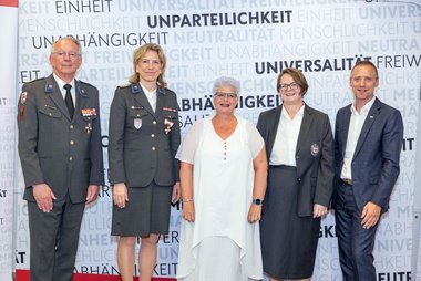 Geehrte mit Repräsentantinnen des Roten Kreuzes Salzburg