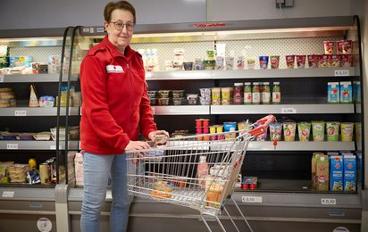 Frau, die Einkaufswagen schiebt