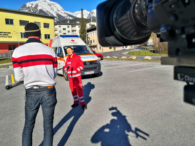 Eine Rettungssanitäterin aus Imst gibt dem ORF Tirol Reporter ein Interview. Zu sehen ist auch die Kamera