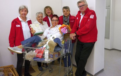 © OÖRK Mitarbeiter:innen des Rotkreuz-Lebensmittelmarktes