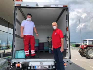 Rotkreuzmitarbeiter beim Waren sammeln