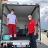 Rotkreuzmitarbeiter beim Waren sammeln