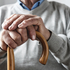 Ältere Person mit Gehstock