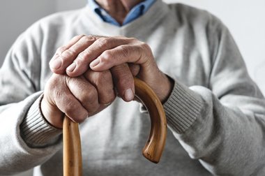 Ältere Person mit Gehstock