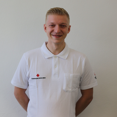 Bermin Dolamic - © Rotes Kreuz Tirol Eva Rettenbacher Bermin Dolamic vor der weißen Wand im Portrait und im Rotkreuz-Polo