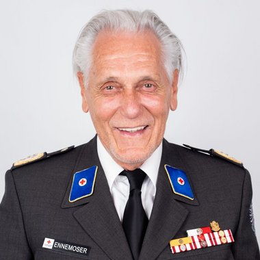 Günther Ennemoser - © Rotes Kreuz Tirol Andreas Amplatz Günther Ennemoser in der Rotkreuz-A-Uniform und im Portrait