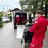 Sanitäter stehen mit einem Patienten vor einem Rettungswagen