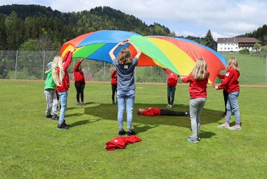 JRK-Kids mit Schwungtuch