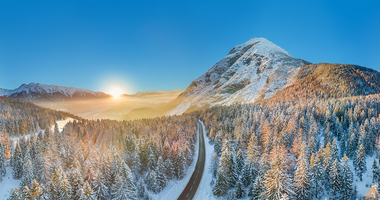 Legate - © Rotes Kreuz Tirol Andreas Amplatz Am Bild zu sehen ist ein wunderschöner Sonnenuntergang in den Bergen im Winter