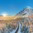 Am Bild zu sehen ist ein wunderschöner Sonnenuntergang in den Bergen im Winter