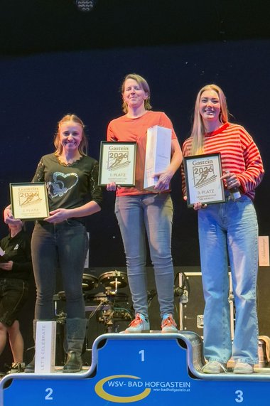 Siegerehrung für die Gesamtsiegerinnen bei den Damen: Elisabeth Cutka aus Saalfelden (Mitte) vor Jasmin Leitner aus Tirol (links) und Lisa Novak aus der Steiermark (rechts)