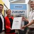 Vorstandsdirektor der Sparkasse Eferding-Peuerbach-Waizenkirchen Herr Mag. Gerald Schneeberger und Vorstandsvorsitzende Frau Mag. Michaela Schwinghammer-Hausleithner bei der Übergabe der Partnerschaftsurkunde durch Rotkreuz-Bezirksgeschäftsleiter Philipp Wiatschka. 