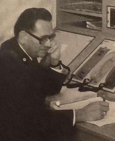 Die Leistelle mit dem leider schon verstorbenen ehrenamtlichen Kollegen Alois Zimmel am Telefon und mit einem Stift auf einem Blatt Papier schreibend.