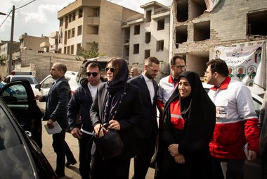 Eine Gruppe von Menschen im Iran, Mirjana Spolaric vom IKRK zu Besuch