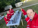 Jugendliche Lächeln während des Zähnaputzens in ein Selfie