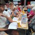 Menschen sitzen beim Seniorentreff zusammen 