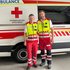 Zwei Rettungssanitäter stehen vor einem Rettungswagen, links Hubert Leitinger, recht Stefan Herbst