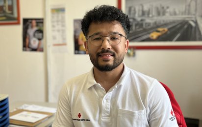 Besmellah „Besi“ Mohebi kam 2015 alleine aus Afghanistan nach Österreich und engagiert sich seit zwei Jahren im OÖ. Roten Kreuz.