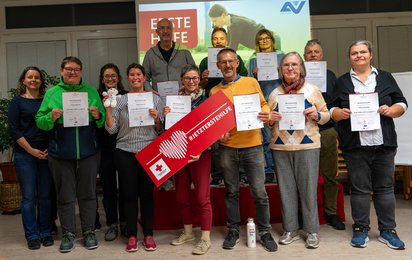 © OÖRK / Sebastian Paul Ein Gruppenfoto von den Kursteilnehmer:innen die erfolgreich einen Erste-Hilfe-Kurs abgeschlossen haben.