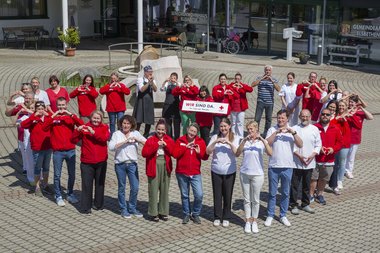Gruppenfoto der Belegschaft des Seniorenwohnhauses Elsbethen am Vorplatz des Gebäudes