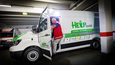 © Werner Asanger Der Fahrer des HELP mobils steigt gerade ins Auto ein