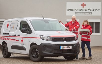 Gabi, Andreas und Helmut engagieren sich beim Roten Kreuz in der Ortstelle St. Florian. Gemeinsam fahren sie Mahlzeiten für Essen auf Rädern aus.