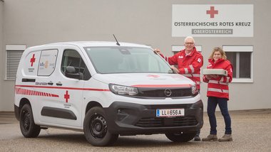 Gabi, Andreas und Helmut engagieren sich beim Roten Kreuz in der Ortstelle St. Florian. Gemeinsam fahren sie Mahlzeiten für Essen auf Rädern aus.