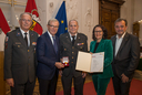 Im Bild: Rotkreuz-Präsident Dr. Werner Aufmesser, Landeshauptmann Wilfried Haslauer, Helmut Strasser aus St. Johann im Pongau, Landesrätin Daniela Gutschi, Landesrat Christian Pewny.