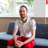 Martin sitzt auf der Couch.