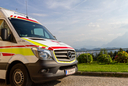 Ein Rettungswagen in erhöhter Position über der Stadt Salzburg.