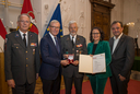 Im Bild: Rotkreuz-Präsident Dr. Werner Aufmesser, Landeshauptmann Wilfried Haslauer, Anton Voithofer aus Rauris (Pinzgau), Landesrätin Daniela Gutschi, Landesrat Christian Pewny.