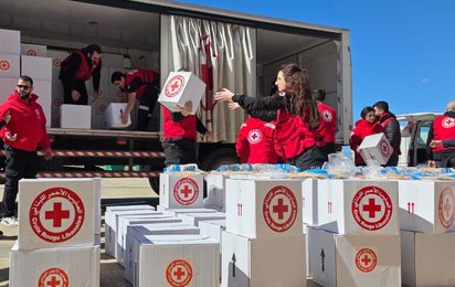 Rotkreuz-Hilfspakete werden im Libanon aus einem LKW ausgeladen