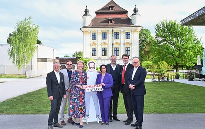 v.l.: Mag. Erich Haneschläger (Landesgeschäftsleiter des OÖ. Roten Kreuzes), Ing. Thomas Karlinger (Leiter Key Account Management der OÖ Versicherung), Landeshauptmann-Stellvertreterin Mag.a Christine Haberlander (ÖVP), Generaldirektorin der Sparkasse OÖ Mag.a Stefanie Christina Huber, Mag. Thomas Märzinger (Landesgeschäftsleiter-Stellvertreter des OÖ. Roten Kreuzes), OÖ. Rotkreuz-Präsident Dipl.-Päd. Gottfried Hirz und Mag. Herbert Auer (Vorstandsvorsitzender der Anteilsverwaltung der Sparkasse OÖ) vor dem Schloss Traun.