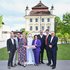 v.l.: Mag. Erich Haneschläger (Landesgeschäftsleiter des OÖ. Roten Kreuzes), Ing. Thomas Karlinger (Leiter Key Account Management der OÖ Versicherung), Landeshauptmann-Stellvertreterin Mag.a Christine Haberlander (ÖVP), Generaldirektorin der Sparkasse OÖ Mag.a Stefanie Christina Huber, Mag. Thomas Märzinger (Landesgeschäftsleiter-Stellvertreter des OÖ. Roten Kreuzes), OÖ. Rotkreuz-Präsident Dipl.-Päd. Gottfried Hirz und Mag. Herbert Auer (Vorstandsvorsitzender der Anteilsverwaltung der Sparkasse OÖ) vor dem Schloss Traun.