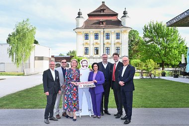 v.l.: Mag. Erich Haneschläger (Landesgeschäftsleiter des OÖ. Roten Kreuzes), Ing. Thomas Karlinger (Leiter Key Account Management der OÖ Versicherung), Landeshauptmann-Stellvertreterin Mag.a Christine Haberlander (ÖVP), Generaldirektorin der Sparkasse OÖ Mag.a Stefanie Christina Huber, Mag. Thomas Märzinger (Landesgeschäftsleiter-Stellvertreter des OÖ. Roten Kreuzes), OÖ. Rotkreuz-Präsident Dipl.-Päd. Gottfried Hirz und Mag. Herbert Auer (Vorstandsvorsitzender der Anteilsverwaltung der Sparkasse OÖ) vor dem Schloss Traun.